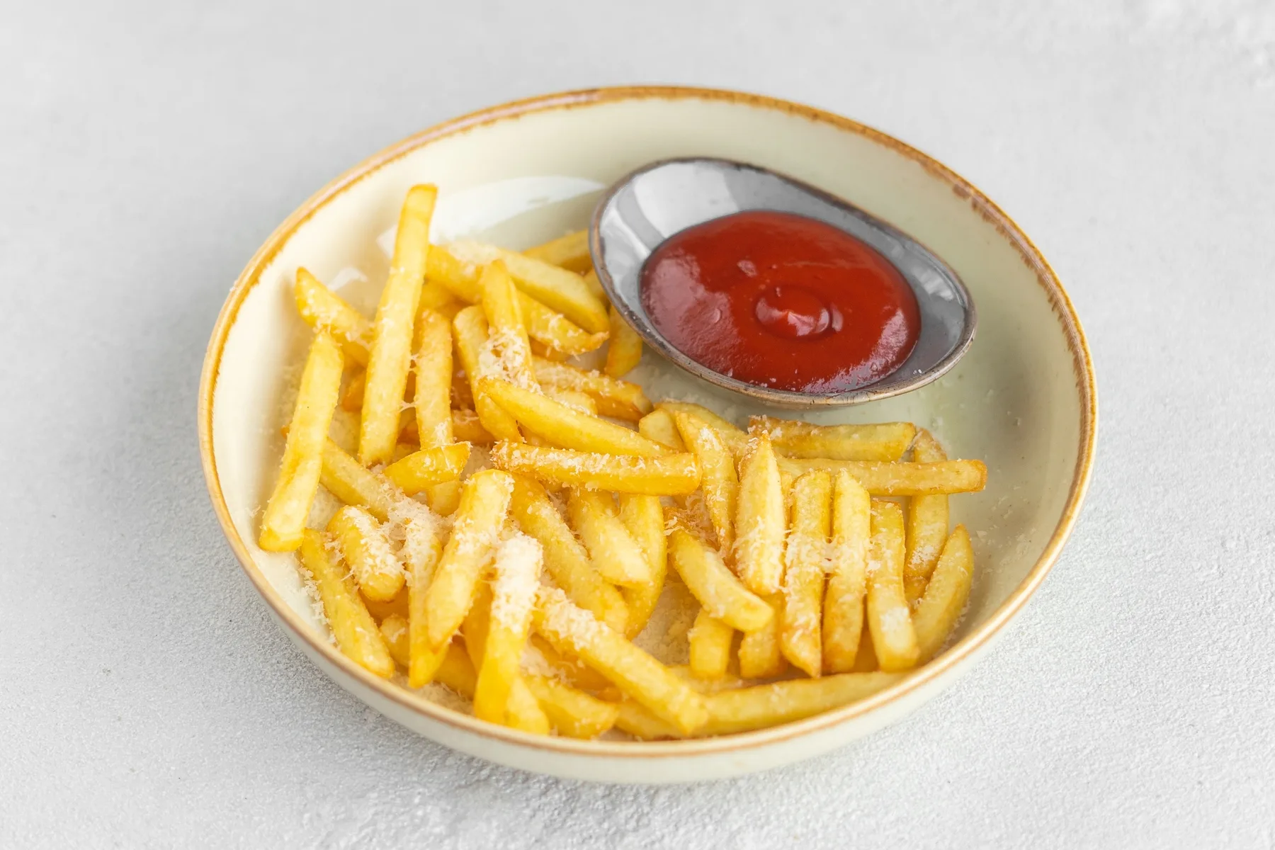 Картофель фри с пармезаном