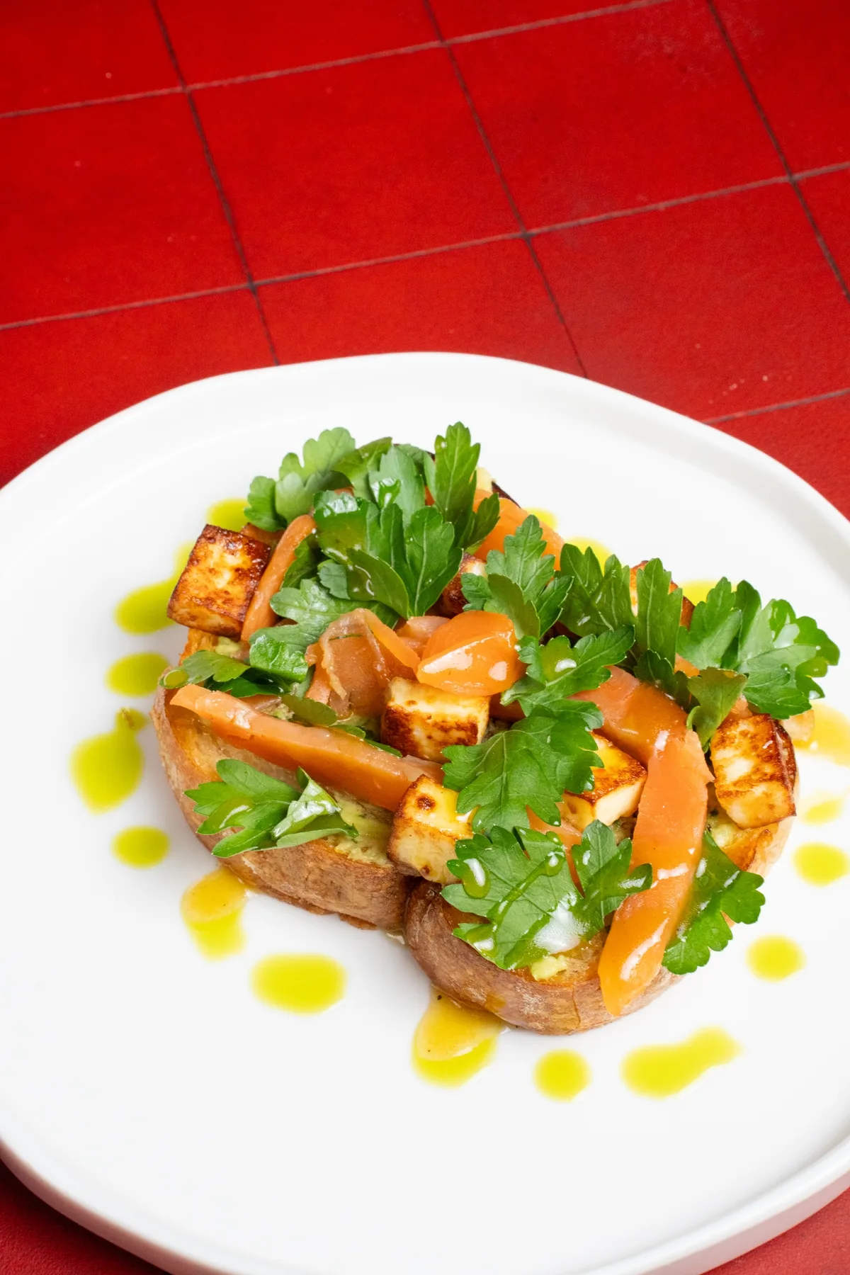 Брускетта с лососем и сыром халуми