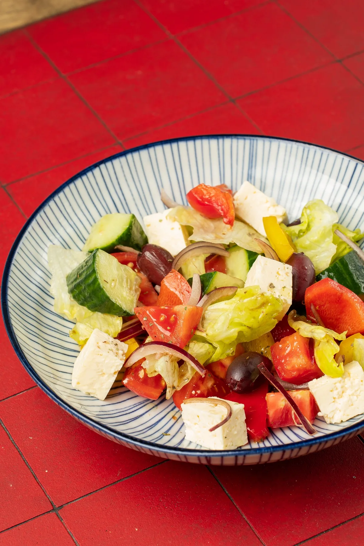 Салат из свежих овощей с сыром